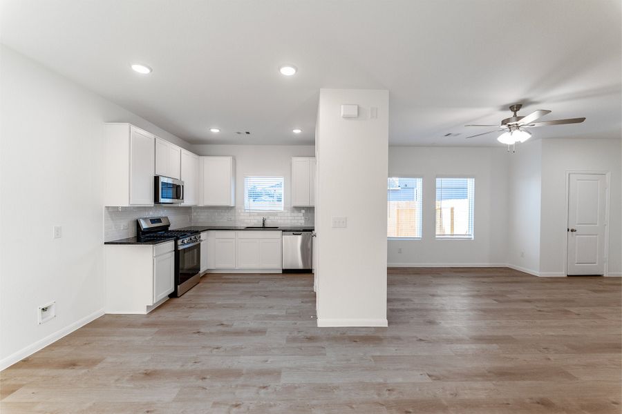 Spacious, unfurnished interior of a new home in Caney Mills, Conroe (Image 17).