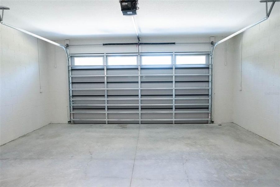 Spacious, unfurnished interior of a new home in , Weeki Wachee (Image 24).