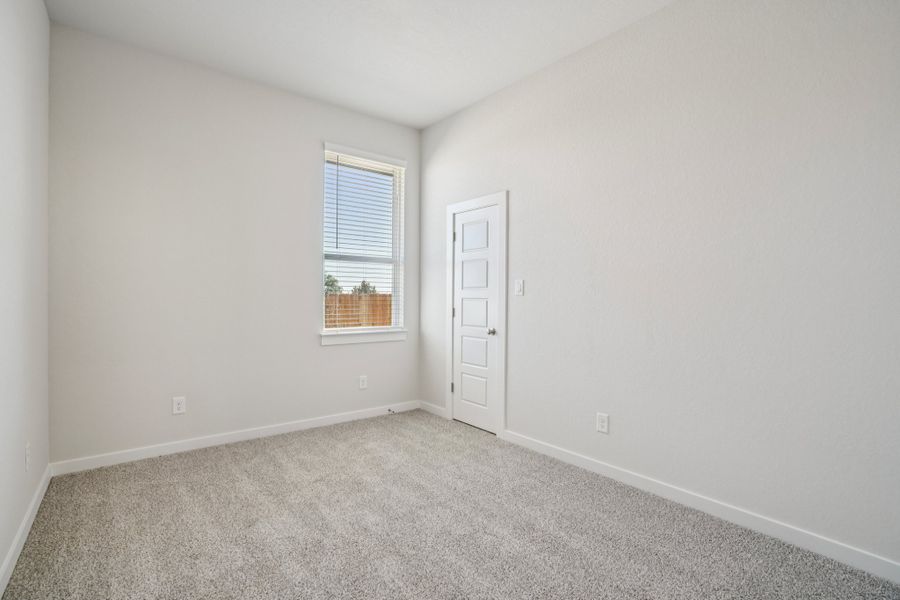 Spacious, unfurnished interior of a new home in Meyer Ranch, New Braunfels (Image 30).