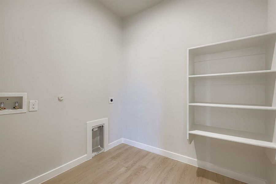 Spacious, unfurnished interior of a new home in Middlefield Village, Dallas (Image 25).