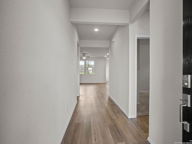 Spacious, unfurnished interior of a new home in Comanche Ridge, San Antonio (Image 13).