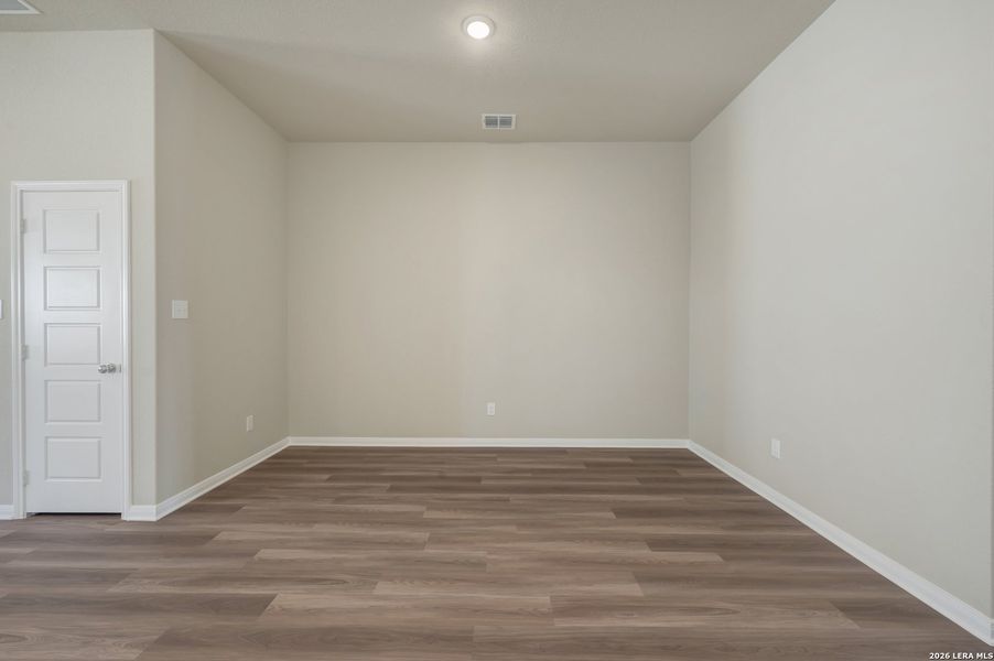Spacious, unfurnished interior of a new home in Hunters Ranch, San Antonio (Image 41).