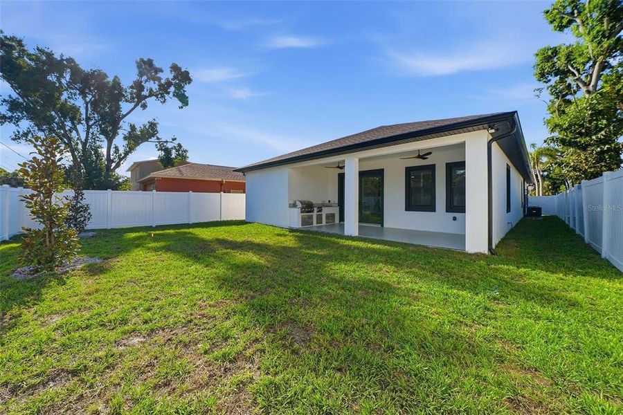 Exterior details and patio area of a home in , St. Petersburg (Image 31).