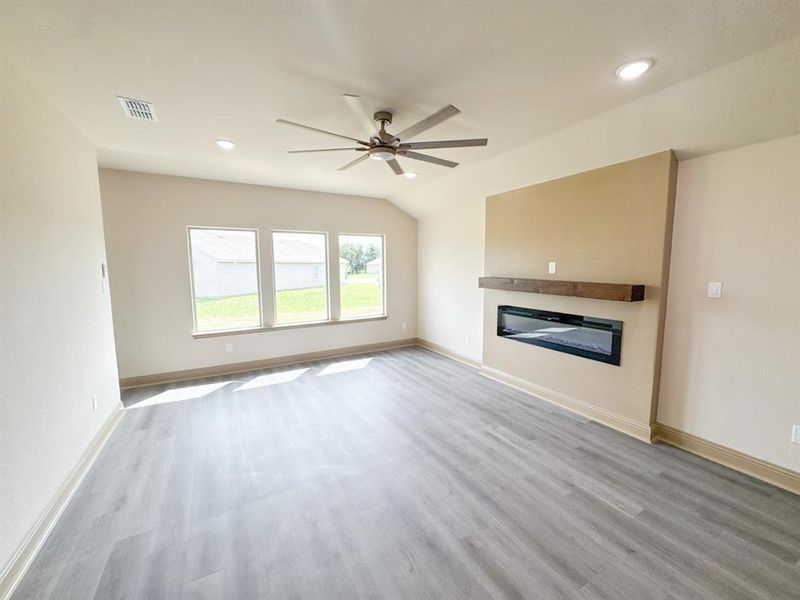 Spacious, unfurnished interior of a new home in , Tolar (Image 33).