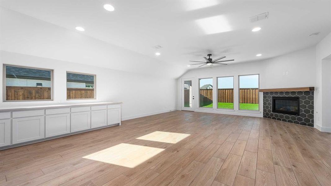 Spacious, unfurnished interior of a new home in Myrtle Creek 60', Waxahachie (Image 16).
