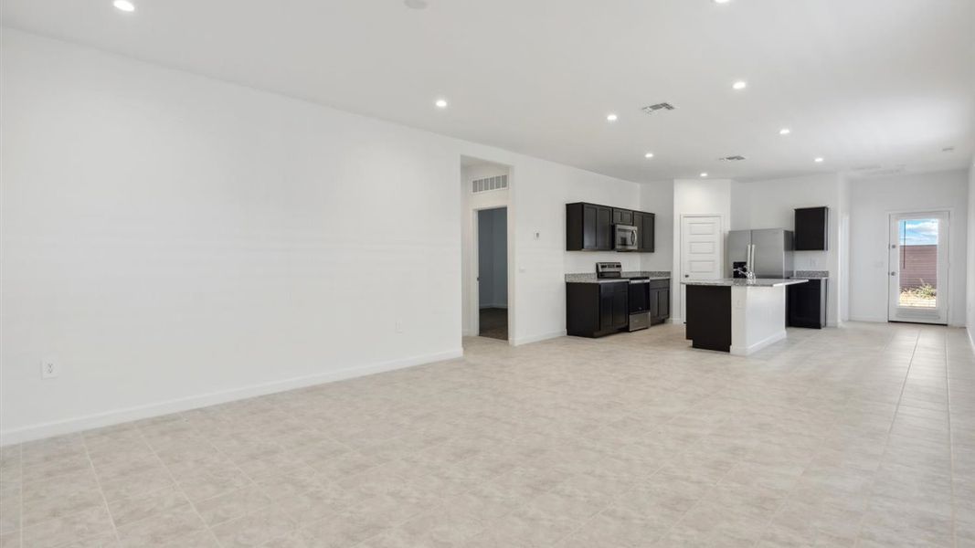 Spacious, unfurnished interior of a new home in Radiance at Superstition Vistas, Apache Junction (Image 14).