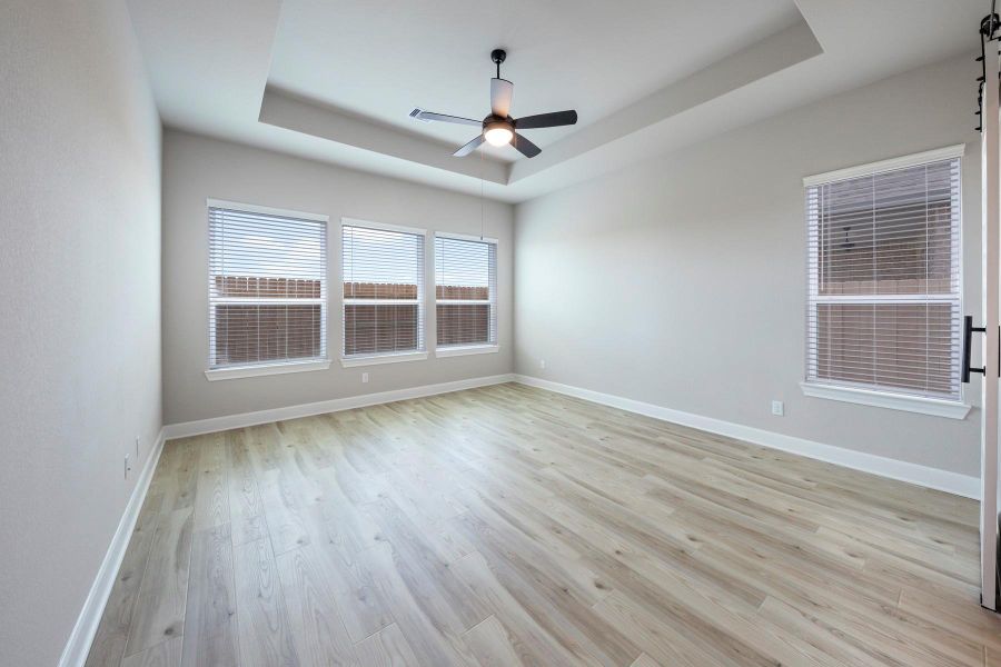 Spacious, unfurnished interior of a new home in Sierra Vista, Iowa Colony (Image 13).