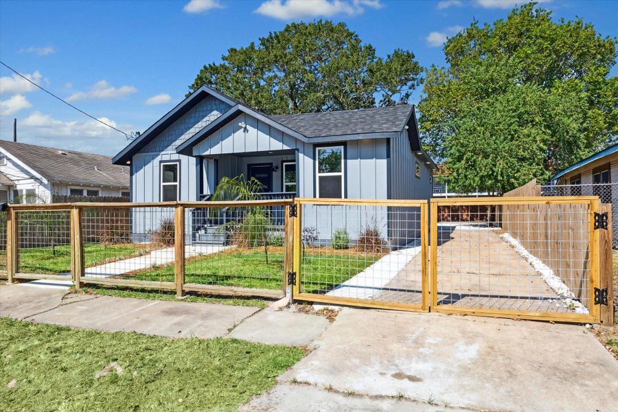 Front exterior of a new home in , Houston, TX, highlighting curb appeal (Image 10). Front exterior of a new home in , Houston, TX, highlighting curb appeal (Image 10).