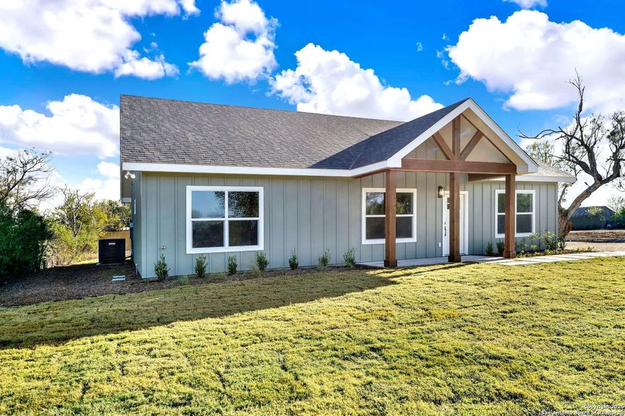 Exterior details and patio area of a home in , Hondo (Image 24).