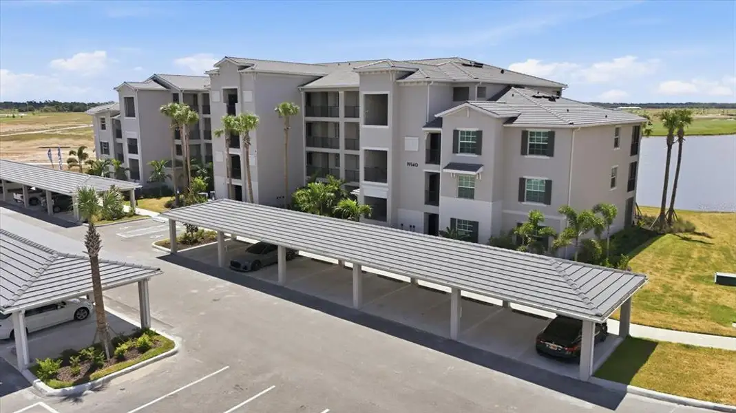 Condo located in Bradenton, FL showcasing its design and architecture (Image 5).