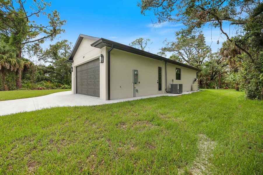 Exterior details and patio area of a home in , Port Charlotte (Image 25).