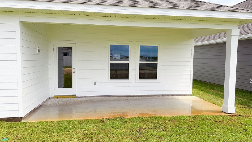 Exterior details and patio area of a home in Titus Park, Panama City (Image 7).