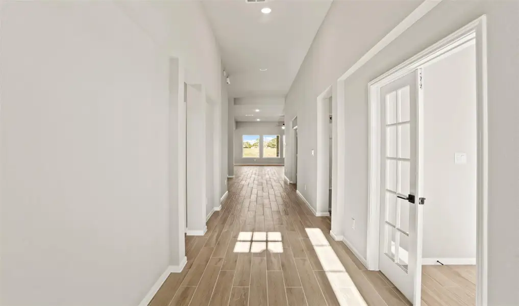 Welcoming foyer (*Photo not of actual home and used for illustration purposes only.)