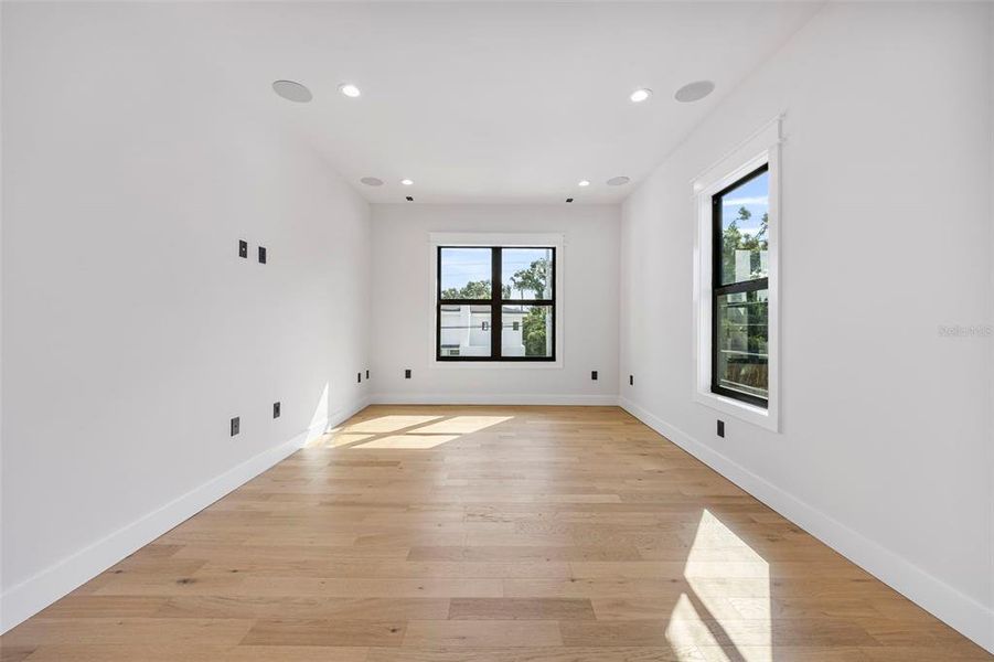 Spacious, unfurnished interior of a new home in , Tampa (Image 59).