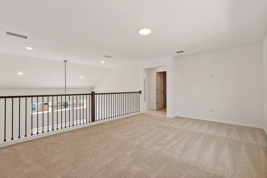 Spacious, unfurnished interior of a new home in Porter Country, Buda (Image 26).