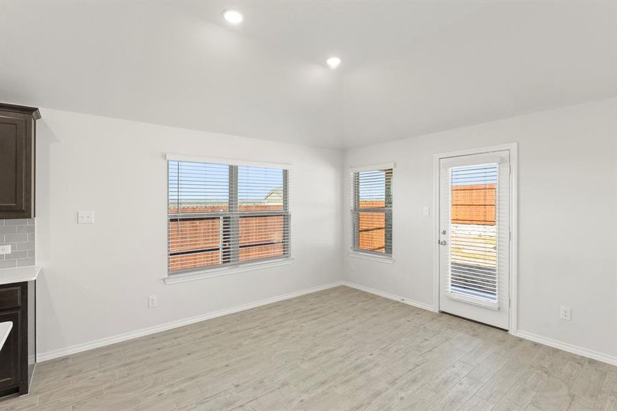 14. 118 Coyote - Dining (2) 14. 118 Coyote - Dining (2)