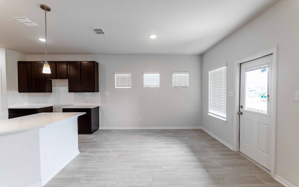 Spacious, unfurnished interior of a new home in Hunter's Ranch, San Antonio (Image 12).