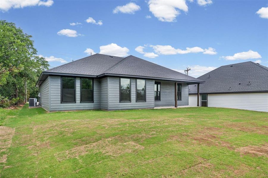 Exterior details and patio area of a home in , Granbury (Image 24).