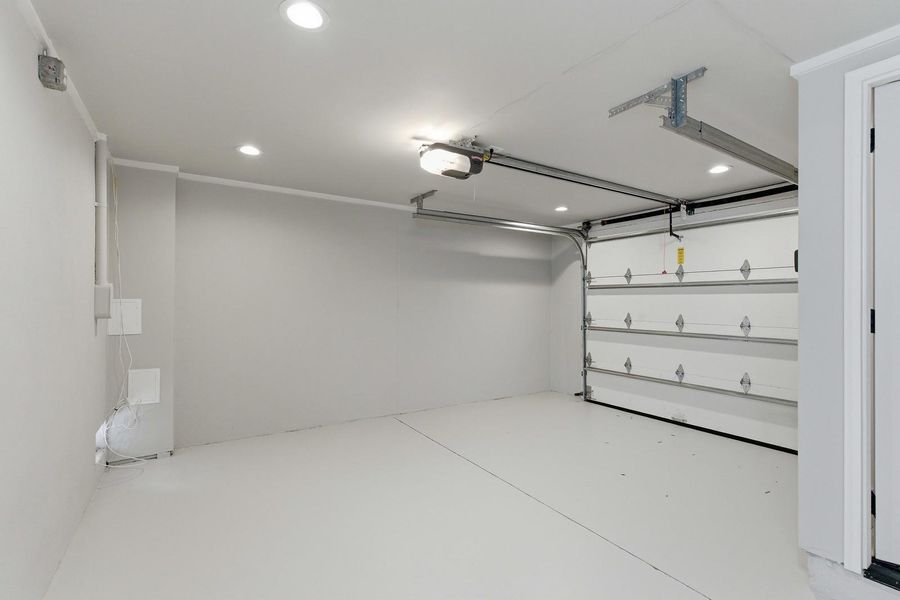 Spacious, unfurnished interior of a new home in , Charleston (Image 25).