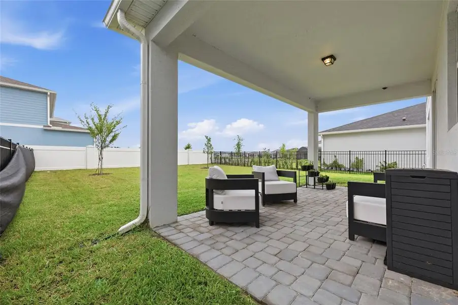 Exterior details and patio area of a home in , Orlando (Image 4).