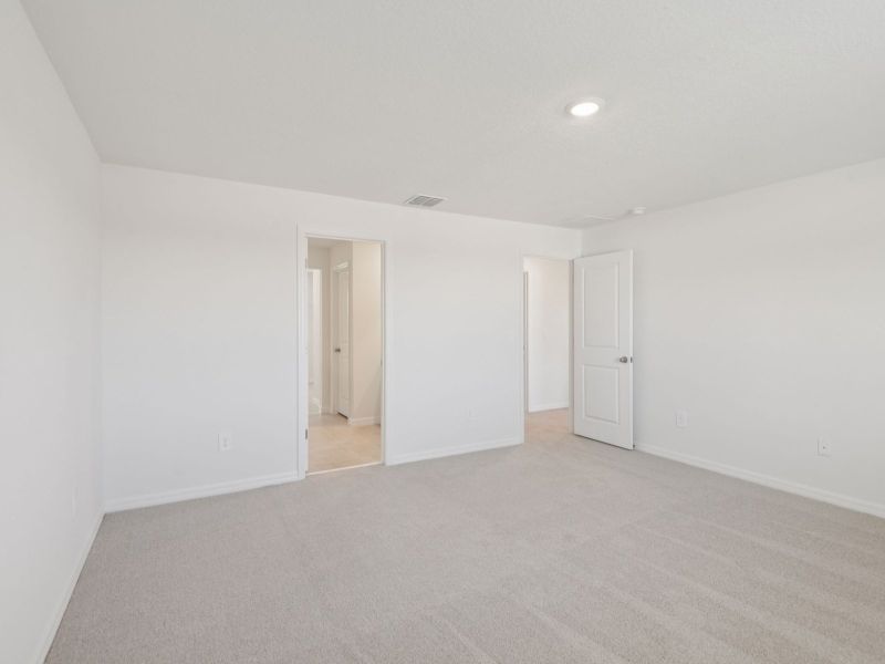 Spacious, unfurnished interior of a new home in Hilltop Vistas, Dade City (Image 19).