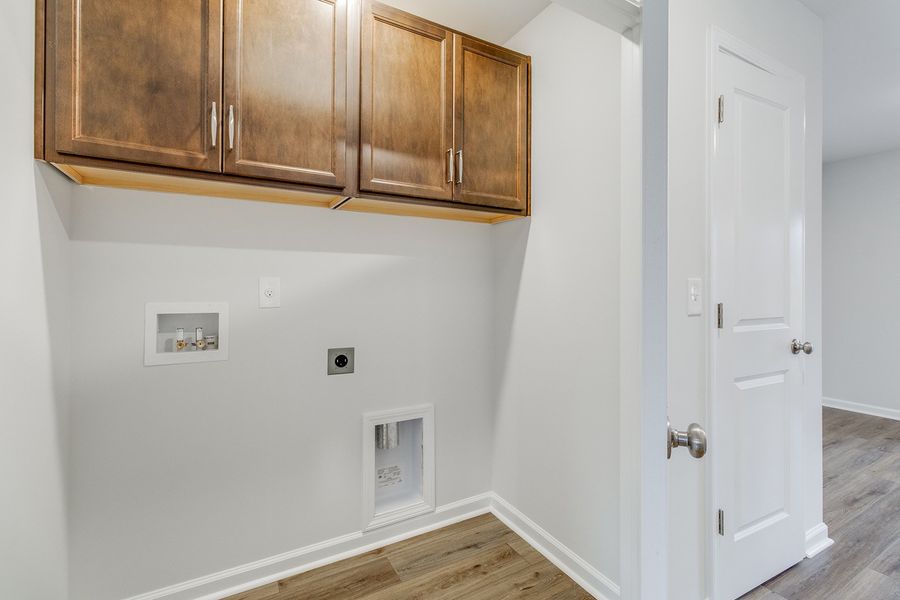 Spacious, unfurnished interior of a new home in Astoria, Columbia (Image 15).
