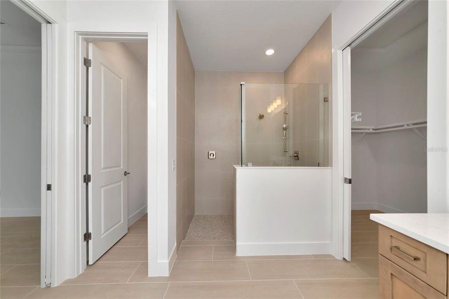 Furnished interior view inside a new home in , Sarasota (Image 34).