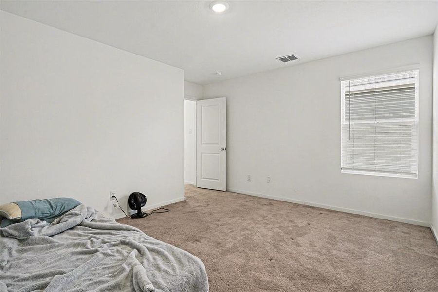 Spacious, unfurnished interior of a new home in Tillage Farms, Princeton (Image 21).