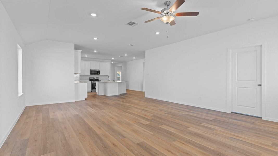 Spacious, unfurnished interior of a new home in Canterra Creek 45' and 50' Homesites, Iowa Colony (Image 14). Spacious, unfurnished interior of a new home in Canterra Creek 45' and 50' Homesites, Iowa Colony (Image 14).