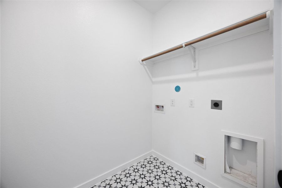 Spacious, unfurnished interior of a new home in Kendall Lakes, Alvin (Image 15).