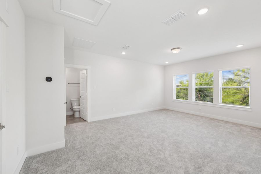 Spacious, unfurnished interior of a new home in Retreat at Oak Park, Houston (Image 13).