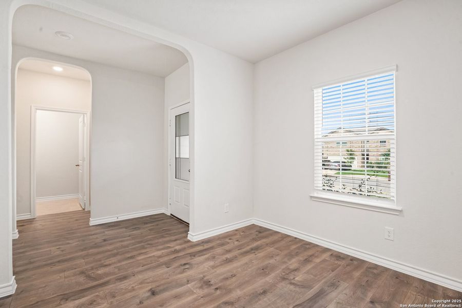 Spacious, unfurnished interior of a new home in Laurel Vistas, San Antonio (Image 31).