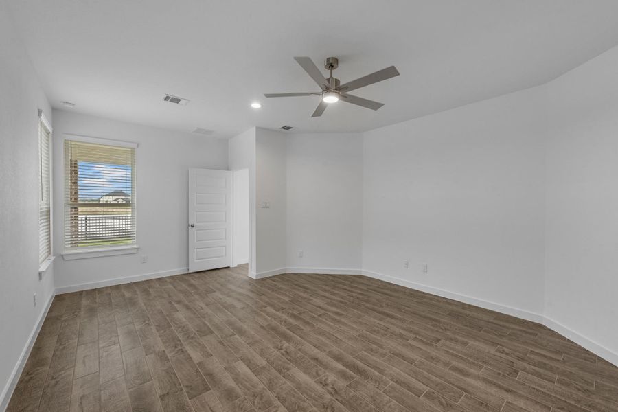 Spacious, unfurnished interior of a new home in Grand Mason Crossing, Katy (Image 15). Spacious, unfurnished interior of a new home in Grand Mason Crossing, Katy (Image 15).