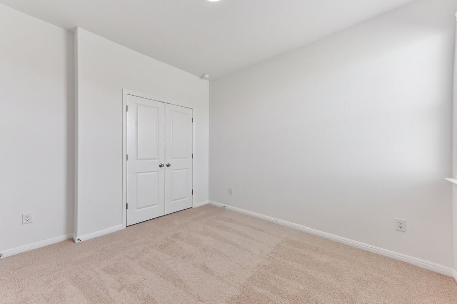 Spacious, unfurnished interior of a new home in Porter Country, Buda (Image 28).