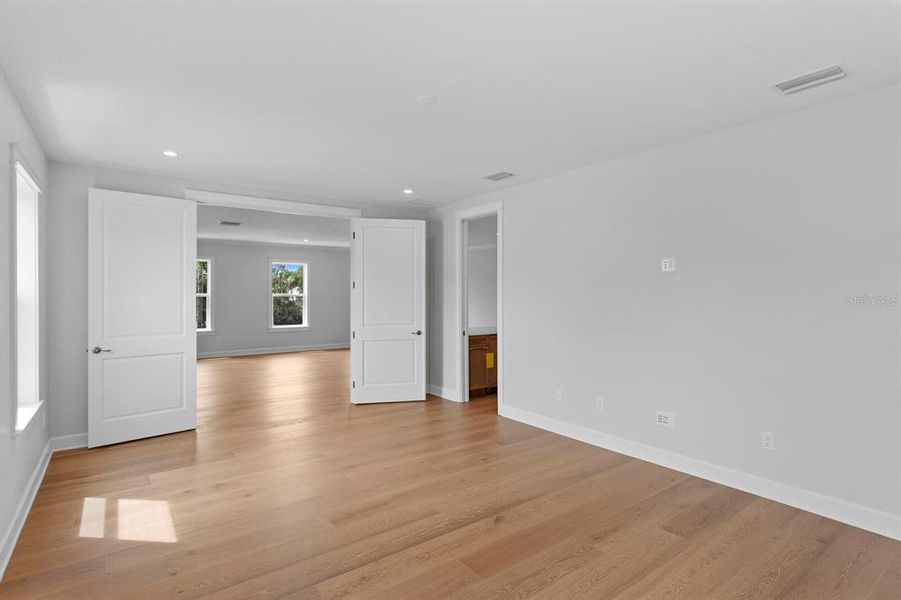 Spacious, unfurnished interior of a new home in , Tampa (Image 24).