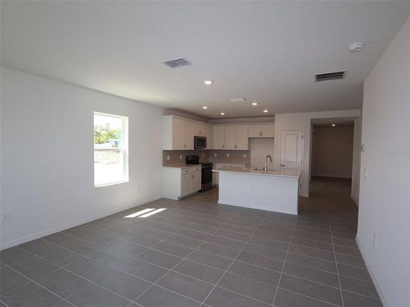 Spacious, unfurnished interior of a new home in Southpointe, Palmetto (Image 24).