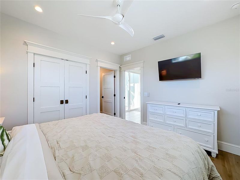 Spacious, unfurnished interior of a new home in , Bradenton Beach (Image 24).