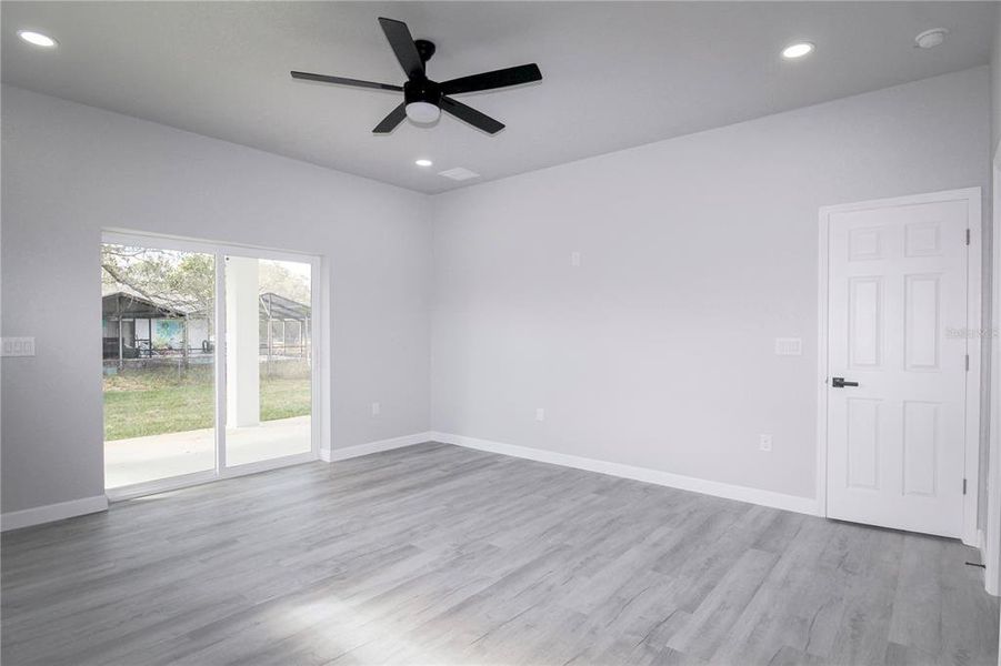 Spacious, unfurnished interior of a new home in , Sebring (Image 16).