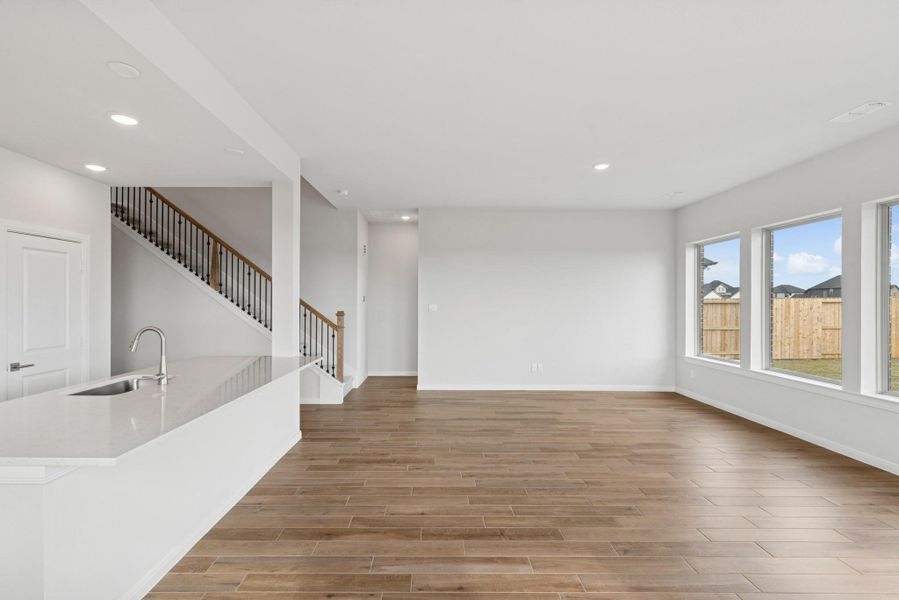 Spacious, unfurnished interior of a new home in Beacon Point at Lago Mar 50’ Homesites, Texas City (Image 14).