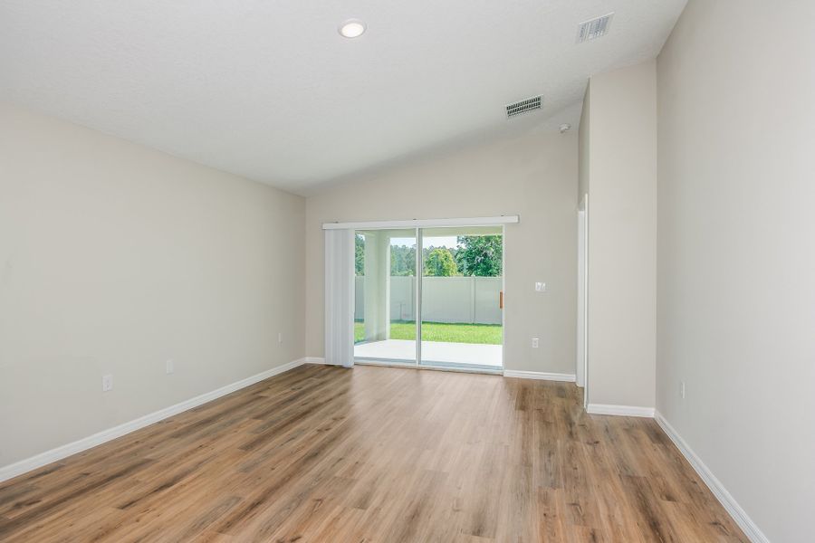 Spacious, unfurnished interior of a new home in Scenic Terrace, Haines City (Image 14).