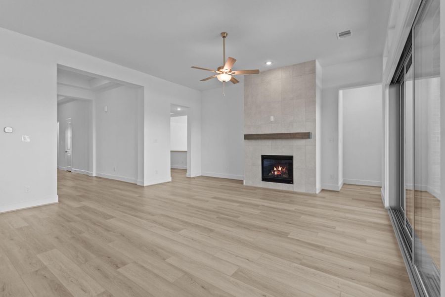 Spacious, unfurnished interior of a new home in Valencia 70', Manvel (Image 27).