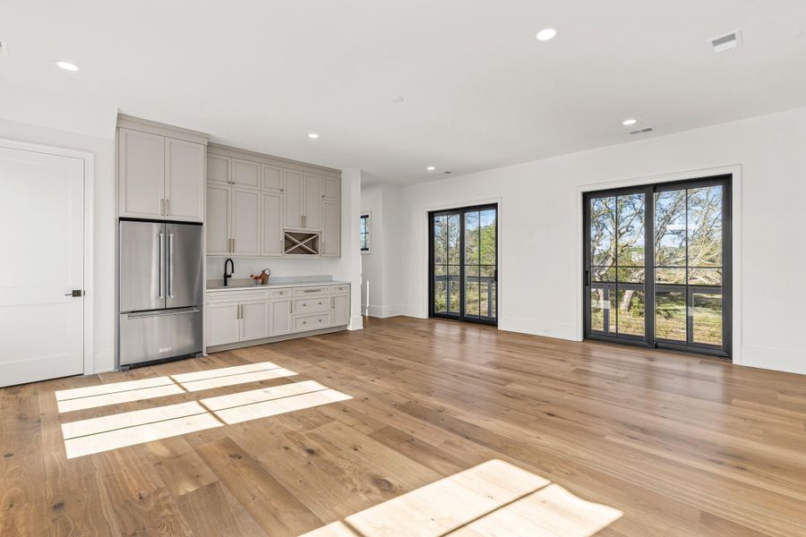 Spacious, unfurnished interior of a new home in , Charleston (Image 93).