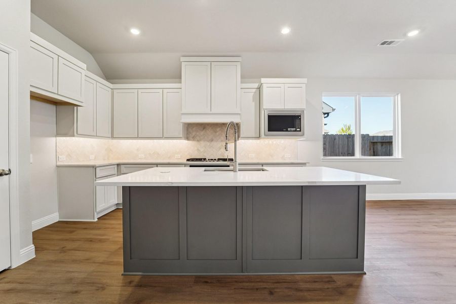 Furnished interior view inside a new home in Evergreen 40', Conroe (Image 9).
