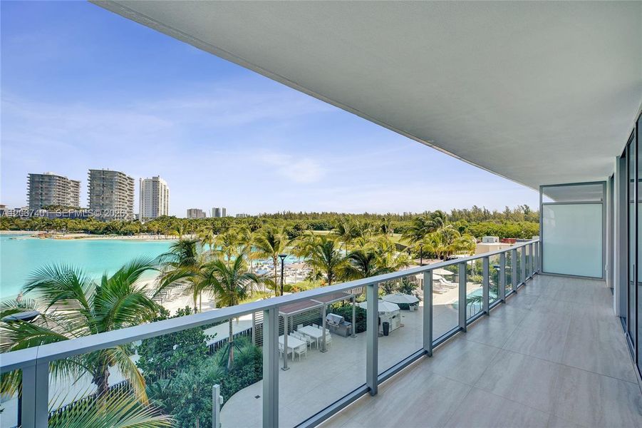 Condo located in Miami, FL showcasing its design and architecture (Image 4).