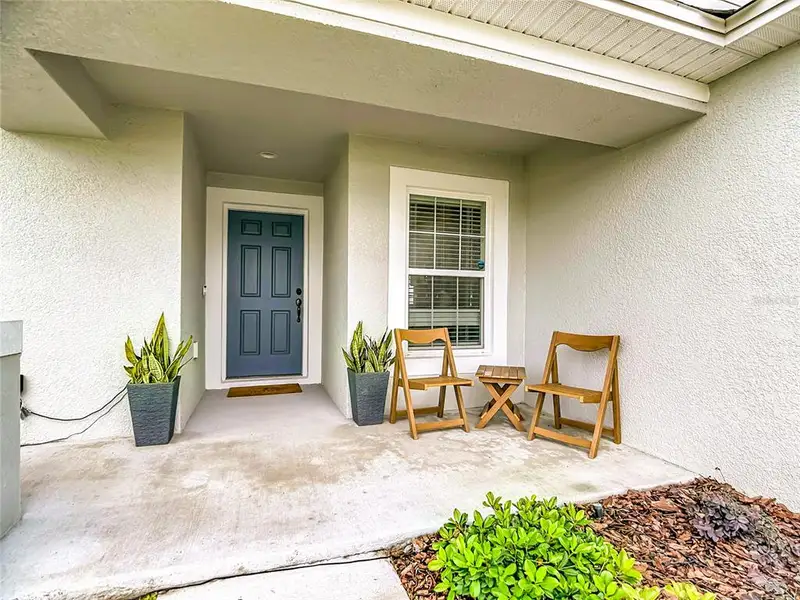 Exterior details and patio area of a home in , Bartow (Image 27).