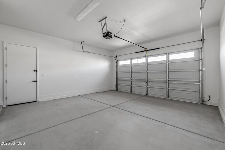 37) GARAGE