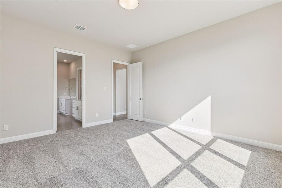 Spacious, unfurnished interior of a new home in Venetian, Weston (Image 14).