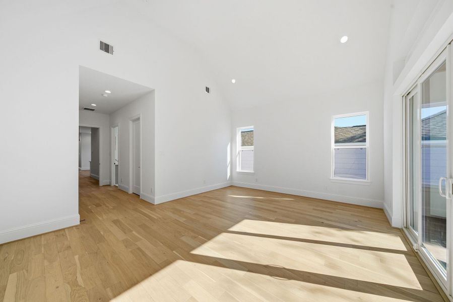 Spacious, unfurnished interior of a new home in , Houston (Image 33).