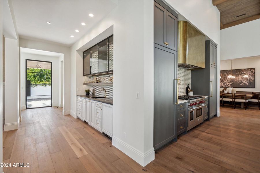 Breakfast Bar and Kitchen