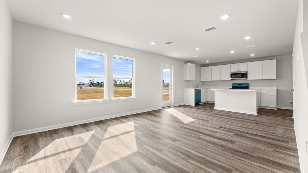 Spacious, unfurnished interior of a new home in Hodges Bayou Plantation, Panama City (Image 16).